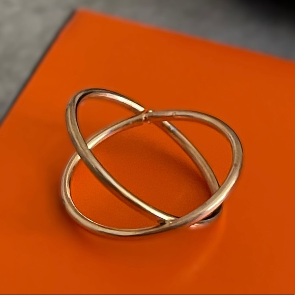 New Woman’s Minimalistic 9k Gold Infinity Twisted Ring - Picture 8 of 9